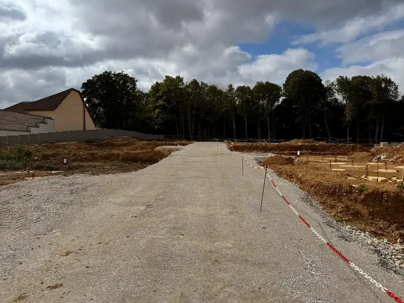 Voirie provisoire empierrée et terrain décapé