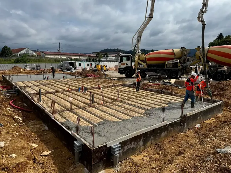 Coulage de la dalle à la pompe, treillis soudé en place