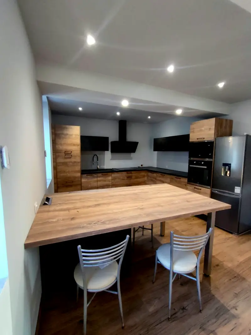 Cuisine équipée livrée, plan de travail en bois, hotte et parquet posés