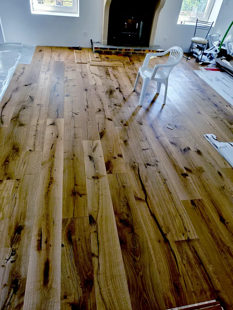 Parquet chêne large posé sous velux, poêle à bois en place