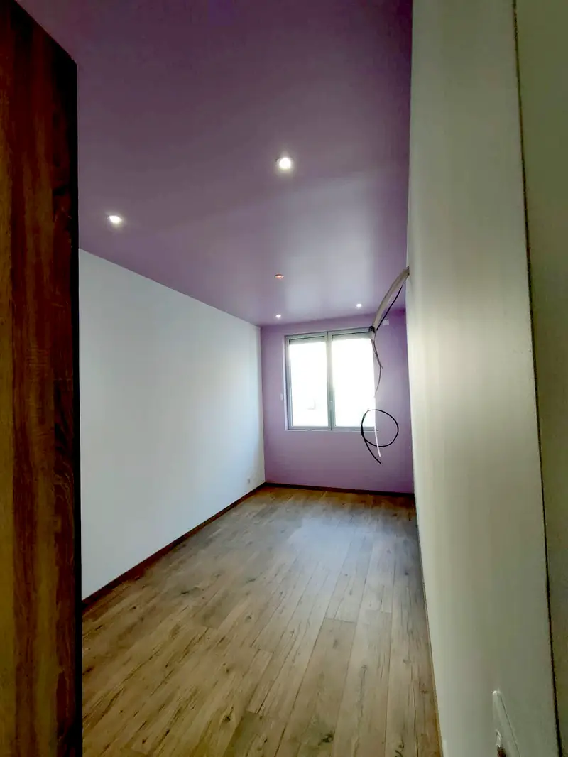 Chambre livrée, mur peint, parquet posé et spots encastrés