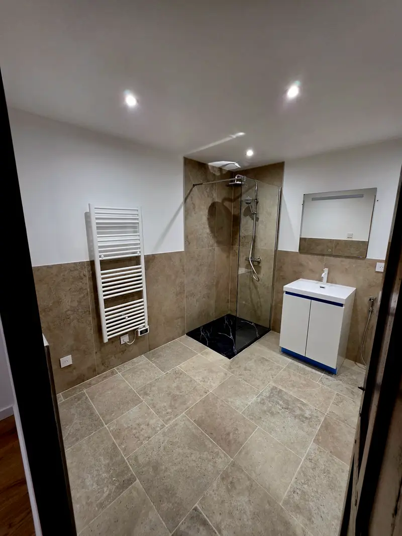 Salle d'eau livrée, douche à l'italienne, sèche-serviettes et meuble vasque